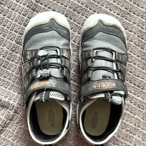 Keen Knotch Hollow boys waterproof sneaker size 2